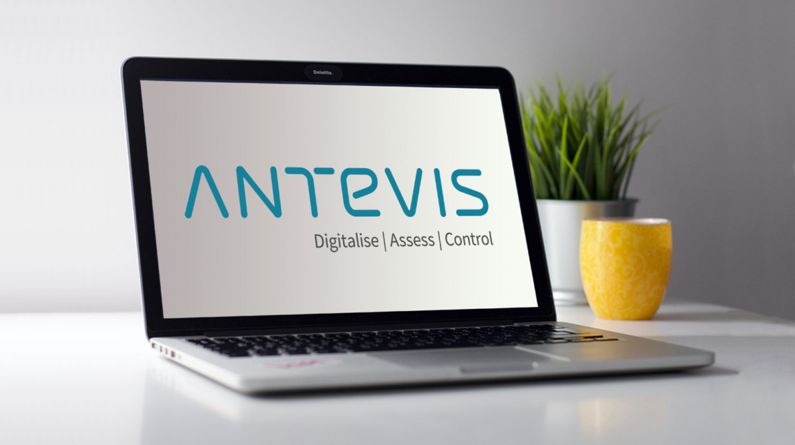 Laptop auf Tisch mit Antevis Logo auf dem Screen.